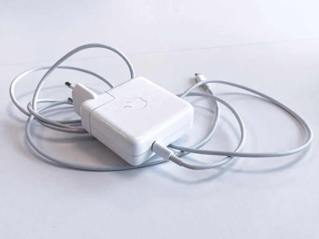 how-to-charge-the-apple-watch-5-without-a-magnetic-charger